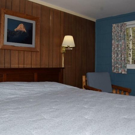 Отель Redwood Cabins Stanley Экстерьер фото