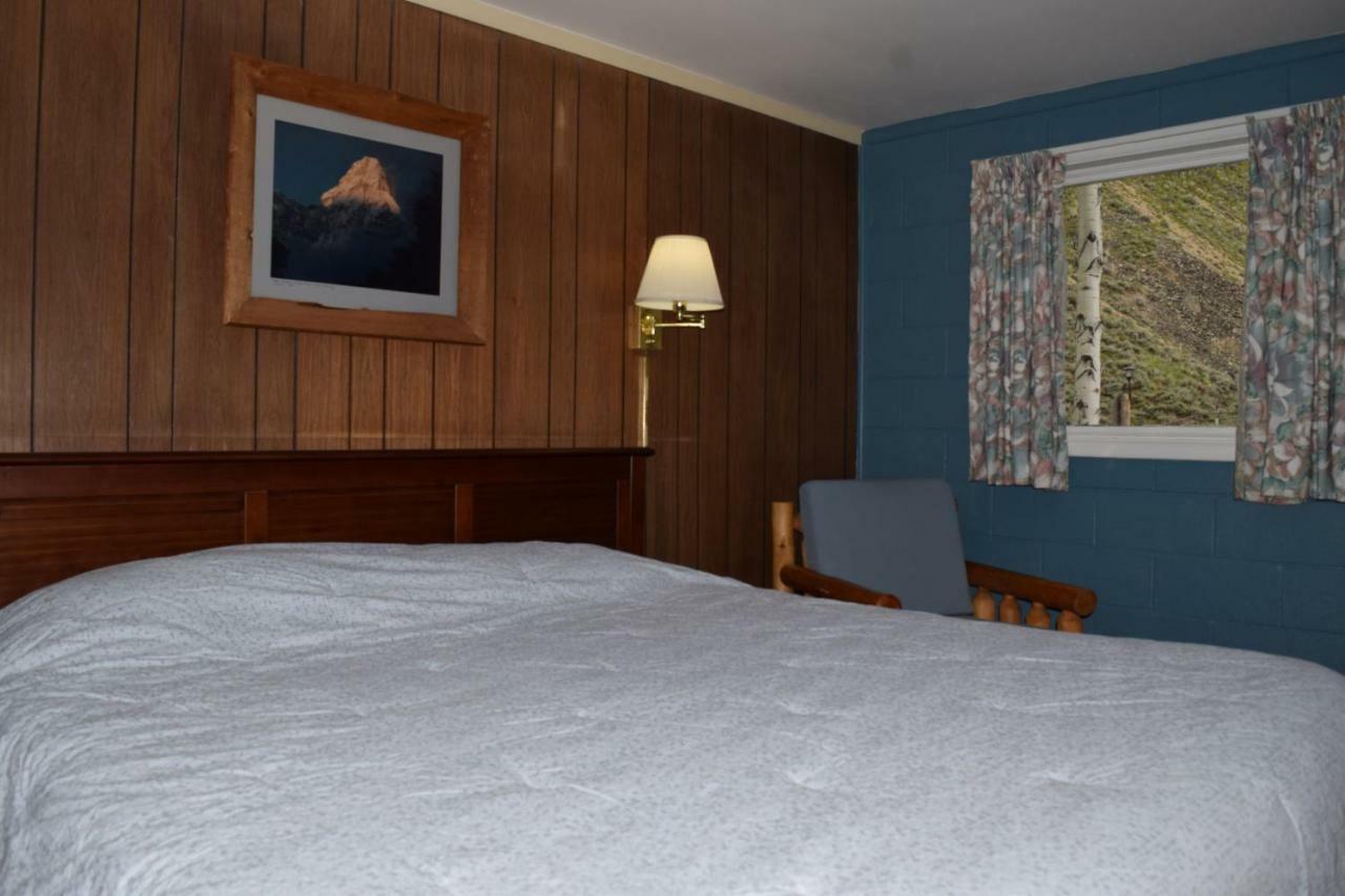 Отель Redwood Cabins Stanley Экстерьер фото